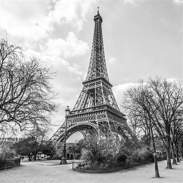 برج ایفل نمایی از Champ de Mars در پاریس فرانسه سیاه و سفید