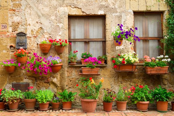 خیابان زیبای تزئین شده با گل در ایتالیا