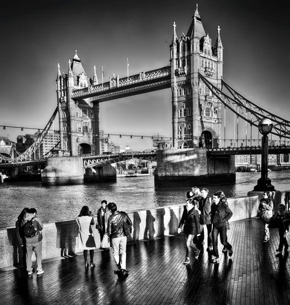 لندن پادشاهی متحده - 29 دسامبر پل برج رودخانه نمادین شلوغ تیمز که از پل معلق عبور می‌کند بین سال‌های 1886 و 1894 ساخته شده است 29 دسامبر 2013 در لندن بریتانیا