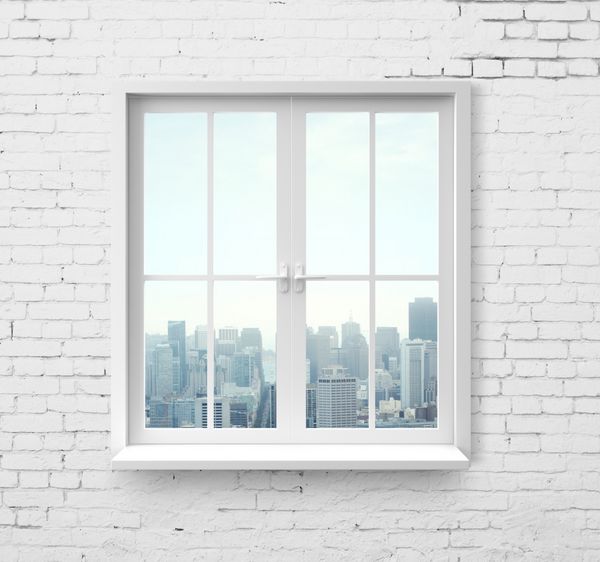 پنجره مدرن با نمای آسمان خراش در دیوار آجری