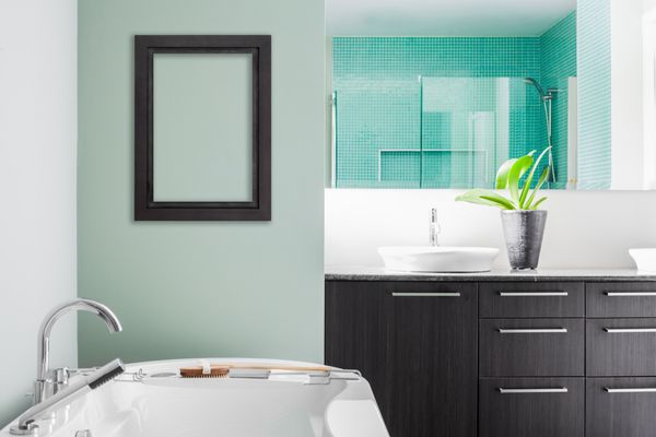 حمام مدرن با دیوار خالی برای آزمایش تصویر یا لوگوی شما رنگ های پاستلی سبز ملایم