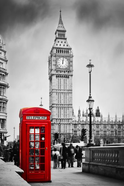 باجه تلفن قرمز و بیگ بن در لندن انگلستان بریتانیا مردمی که با عجله راه می روند نمادهای لندن سیاه روی سفید