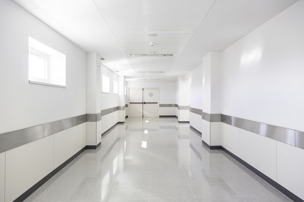 راهرو عمیق بیمارستان جزئیات یک راهرو سفید در یک بیمارستان معماری و سلامت