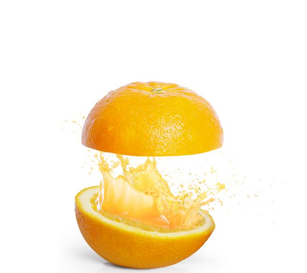 پاشیدن آب پرتقال جدا شده در پس زمینه سفید