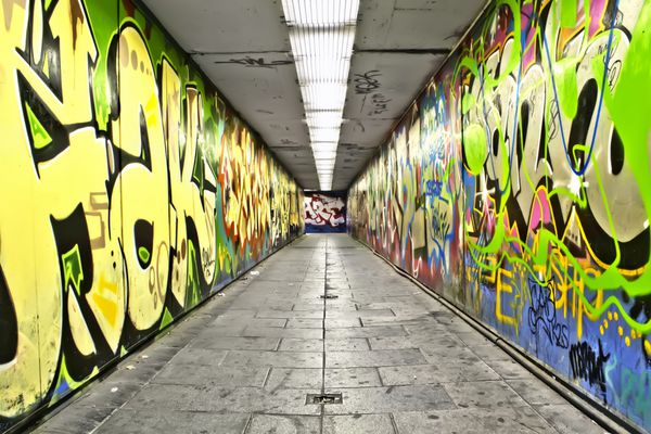 مادرید - 27 مه تونل عابر پیاده شهری با گرافیتی های نقاشی شده روی دیوارها در مادرید 27 مه 2014 در مادرید