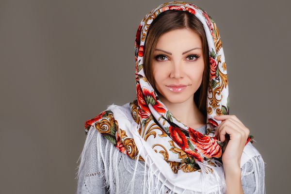 ظاهر زیبای شرقی پرتره یک زن جوان زیبا با روسری بر سر زیبایی روسی روسری سنتی ملی روسیه روی سر