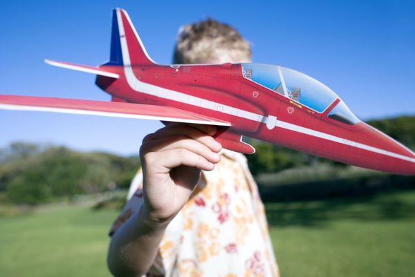 پسر با هواپیمای مدل