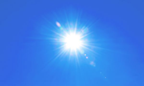 نور خورشید آسمان آبی شفاف با شعله ور شدن لنز واقعی خارج از فوکوس