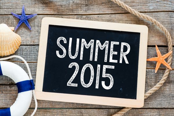 تابستان 2015 اقلام دریایی و تخته سیاه با متن تابستان 2015 در پس زمینه چوبی اشیاء دریایی روی تخته های چوبی
