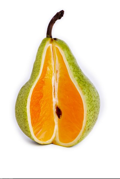 یک گلابی را باز کنید تا یک پرتقال داخل آن مشخص شود