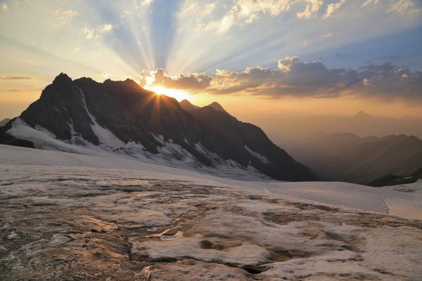 یخچال طبیعی در کوه های گرجستان