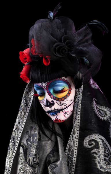 دختر زیبا با ماسک سنتی مکزیکی dia delos muertos f