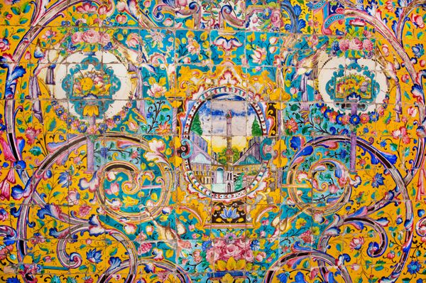 کاشی و سرامیک با نقوش سنتی ایرانی بر روی دیوارهای زیبای رفیق سلطنتی قدیمی ایران