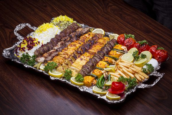 نزدیک کباب مخلوط ایرانی با برنج