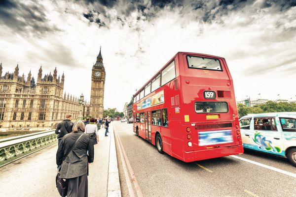 لندن اتوبوس دو طبقه در حال افزایش سرعت روی پل وست مینستر