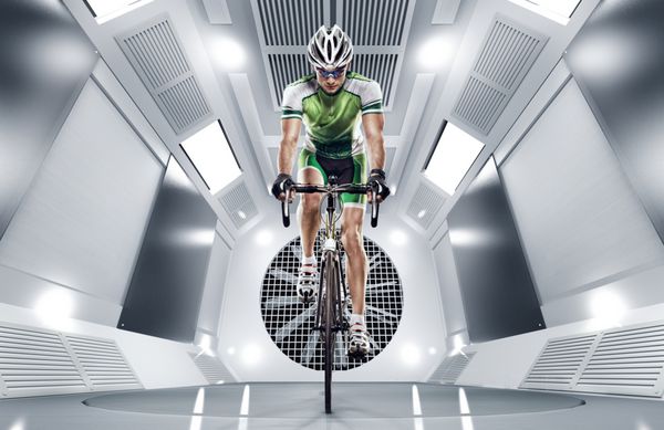 ورزش دوچرخه سوار در تونل باد تمرین می کند