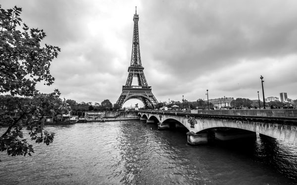 برج ایفل پاریس از سن منظره شهری سیاه و سفید