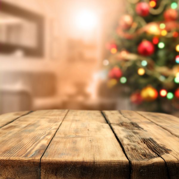 میز قدیمی فرسوده چوبی و درخت کریسمس