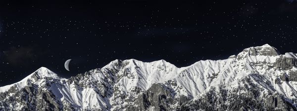 زنجیره ای از کوه ها در زمستان در شب