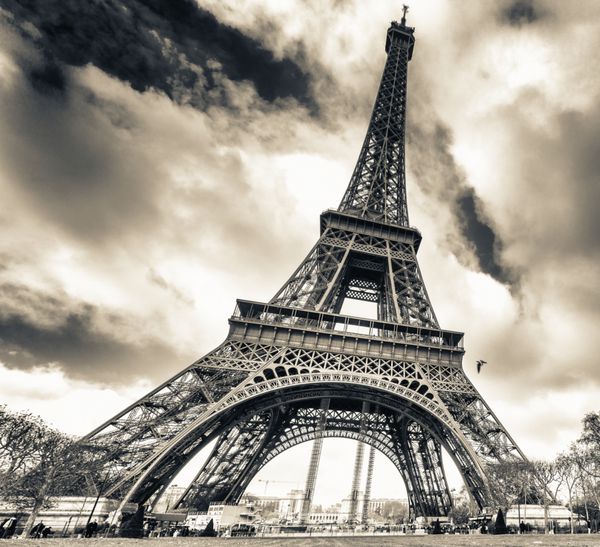 منظره ای دیدنی از ساختار تور ایفل در یک روز آفتابی زیبا برج ایفل در زیر آسمان آبی پاریس