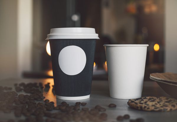 فنجان کاغذی خالی قهوه در کافی شاپ برای لوگوی برنامه