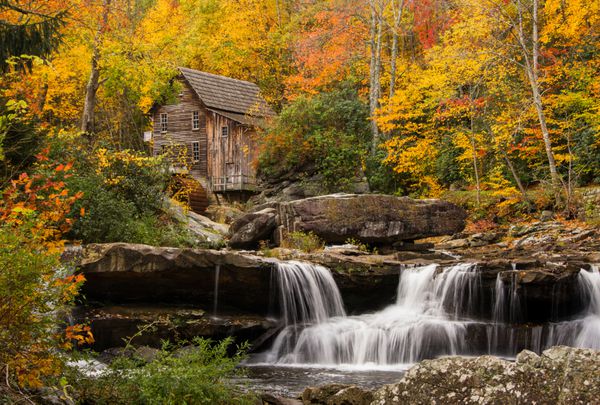 آسیاب زیبا و دیدنی گلید کریک در میان رنگ های شگفت انگیز پاییز در پارک ایالتی باب در ویرجینیای غربی