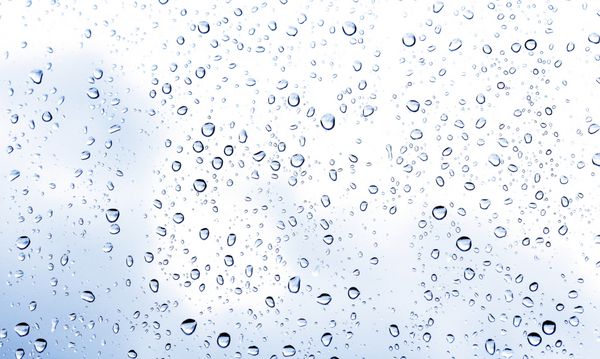 قطرات باران روی شیشه