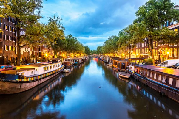 کانال های آمستردام در شب آمستردام پایتخت و پرجمعیت ترین شهر هلند است