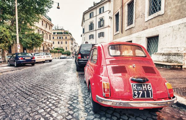رم - 14 ژوئن فیات قرمز قدیمی 500 پارک شده در via della cosulta در 14 ژوئن 2014 در رم ایتالیا برند معروف جهانی خودرو ایتالیایی که در سال 1899 تاسیس شد