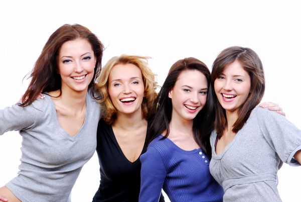 گروه چهار نفره زنان جوان زیبا و شاد جدا شده روی سفید