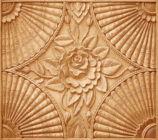 الگوی گل حک شده در زمینه چوب