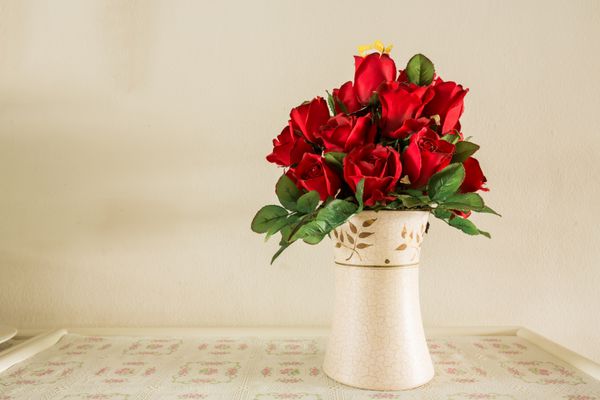دسته گل رز قرمز در گلدان
