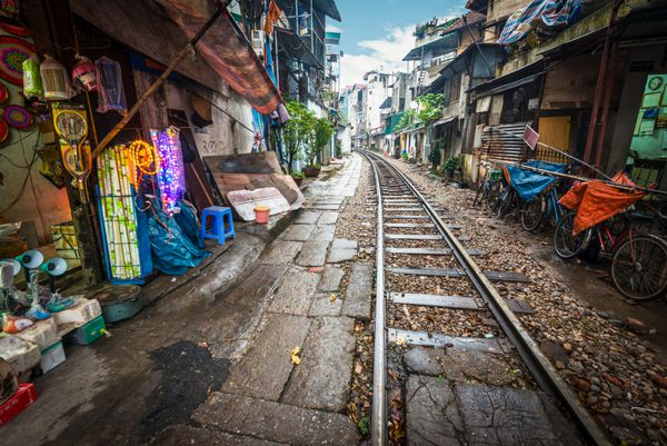 نمای چشم‌انداز راه‌آهن در امتداد خیابان باریک با خانه‌هایی در هانوی ویتنام حل unus مشکل حمل و نقل محله خطرناک برای مردم مسافرت و گردشگری
