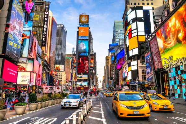 شهر نیویورک - دسامبر 01 بار مربع یک تقاطع توریستی شلوغ از هنر و تجارت نئون است و یک خیابان نمادین شهر نیویورک و آمریکا است 01 دسامبر 2013 در منهتن شهر نیویورک