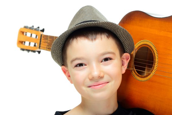 پسر جوان با گیتار در زمینه سفید