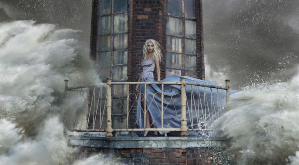 زن جوان در طوفان دریا