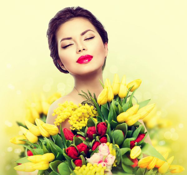 مدل زیبایی زن با دسته گل بهاری دختر زیبا با یک دسته گل لاله رنگارنگ زن مدل غافلگیر شده خوشحال با بوی گل روز مادر فصل بهار