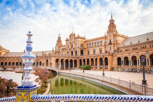 اسپانیا سویا میدان اسپانیا نمونه ای برجسته از سبک احیای رنسانس در معماری اسپانیایی