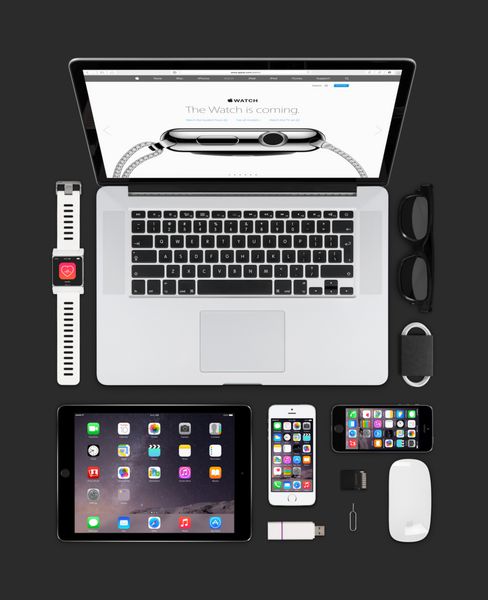 وارنا بلغارستان - 09 فوریه 2015 نمای بالای ماکت فناوری ابزارهای اپل شامل مک بوک پرو با صفحه وب ساعت اپل روی صفحه iPad air 2 مفهوم ساعت هوشمند آیفون 5s ماوس جادویی