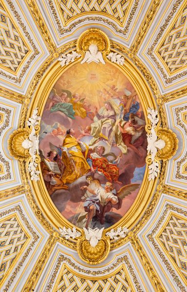 رم ایتالیا - 25 مارس 2015 نقاشی دیواری در گنبد کلیسای chiesa della santissima trinita degli spanoli - مأموریت نظم تثلیثی 1748 توسط گرگوریو گوگلیلمی