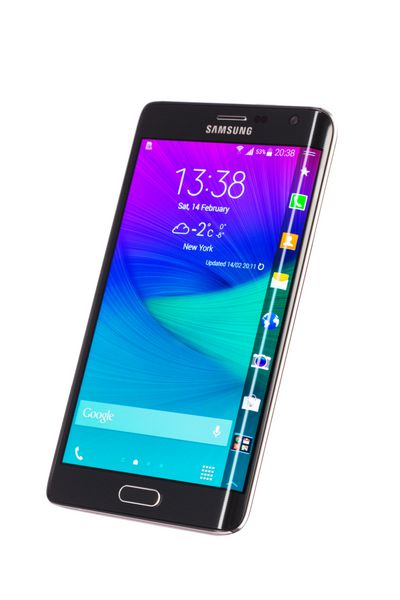 وارنا بلغارستان - 14 فوریه 2015 استودیو یک گوشی هوشمند Samsung Galaxy Note Edge مشکی با دوربین 16 مگاپیکسلی چهار هسته ای 2 7 گیگاهرتز و صفحه نمایش لبه خمیده 5 6 اینچی وضوح 1600 در 2560 پیکسل