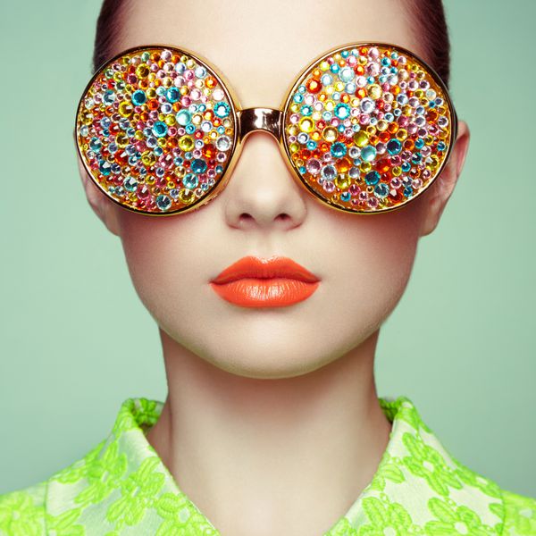 پرتره زن جوان زیبا با عینک های رنگی مد زیبایی آرایش کامل دکوراسیون رنگارنگ جواهر سازی