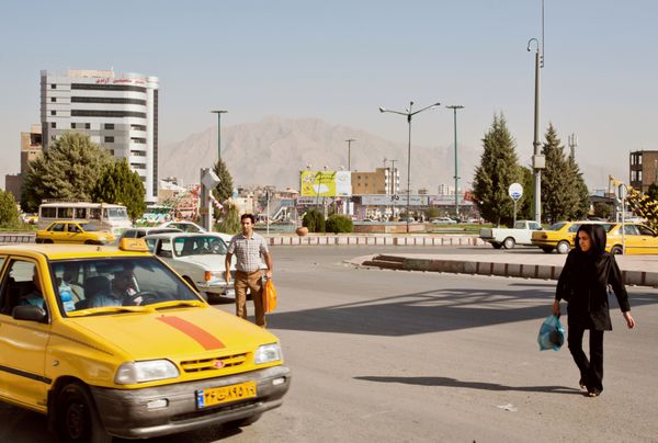 زنجان ایران - 7 اکتبر عبور زن مسلمان از خیابان با تاکسی ماشین زرد در 7 اکتبر 2014 زنجان با 400000 نفر جمعیت بیستمین شهر بزرگ ایران است
