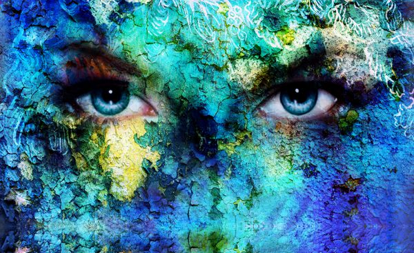 درخشش چشمان زیبای زنان آبی جلوه تروق بیابانی رنگی کلاژ نقاشی آرایش هنرمند