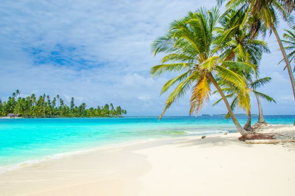 جزیره گرمسیری بهشتی با ساحل سفید