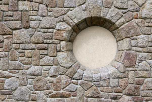 پنجره گرد روی دیوار سنگی