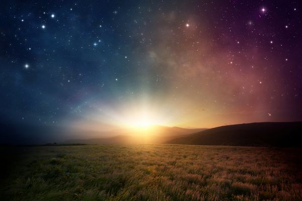 طلوع زیبای خورشید با ستاره ها و کهکشان در آسمان شب