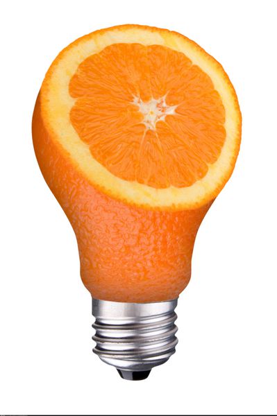 لامپ رشته ای با تکه پرتقال در داخل جدا شده روی سفید با یک مسیر برش