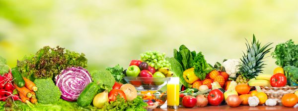 سبزیجات ارگانیک تازه روی پس زمینه سبز رژیم غذایی سالم