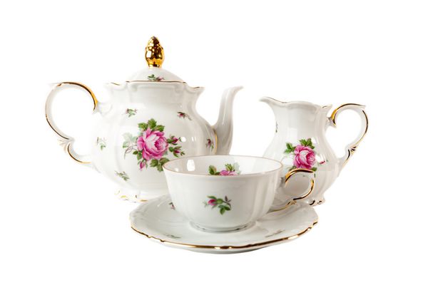 قوری چینی فنجان چای و نعلبکی با تزئین گل رز به سبک کلاسیک جدا شده روی سفید